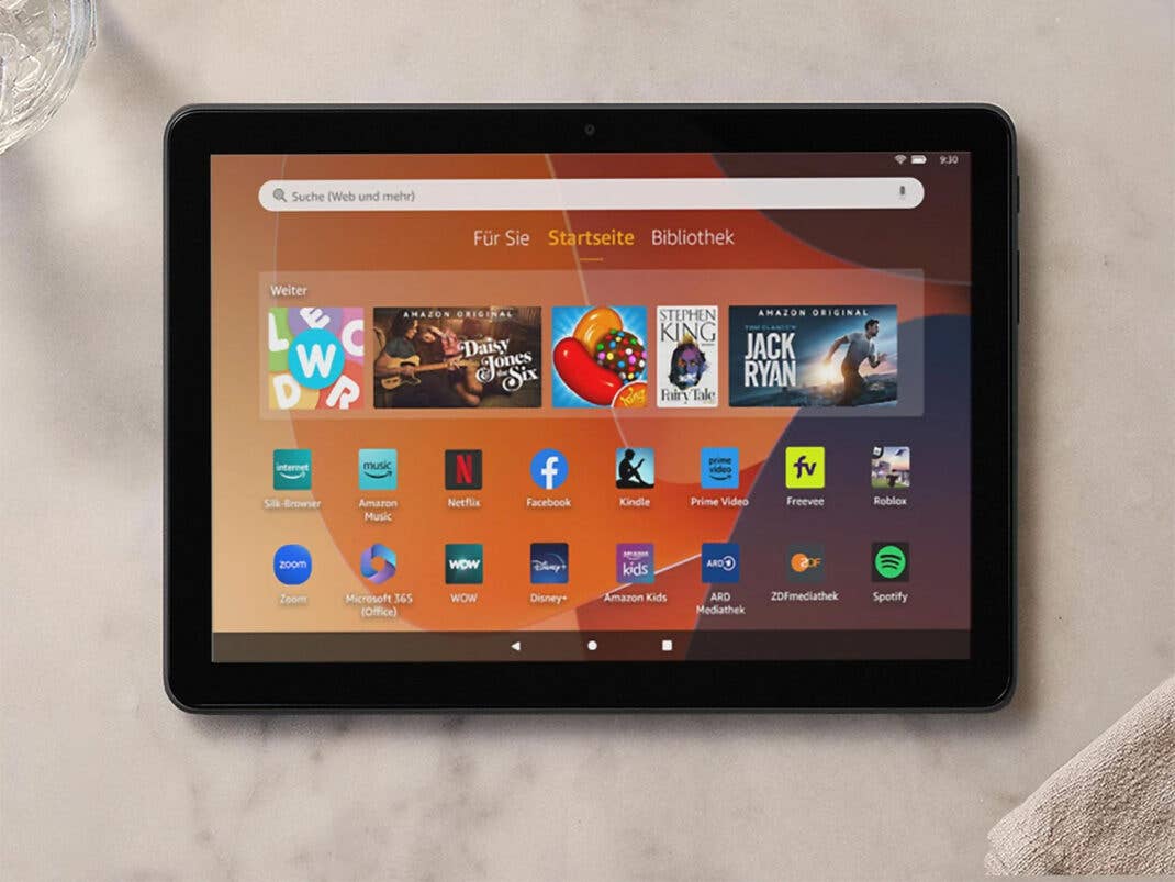 Ein Amazon-Tablet liegt auf einem Tisch.
