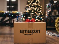 Amazon-Paket in einem weihnachtlich dekorierten Fitnessstudio.