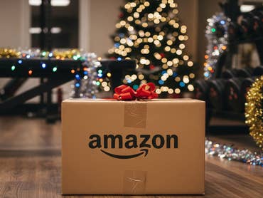 Amazon-Paket in einem weihnachtlich dekorierten Fitnessstudio.