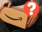Amazon-Paket wird aus einem Rucksack herausgeholt, daneben ein Fragezeichen