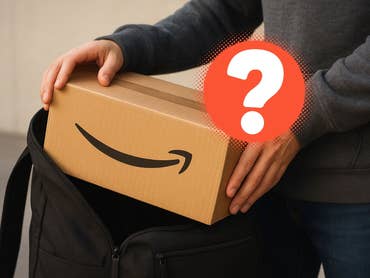 Amazon-Paket wird aus einem Rucksack herausgeholt, daneben ein Fragezeichen