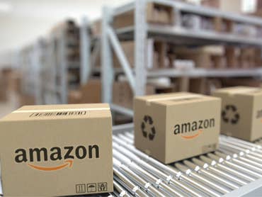 Amazon Pakete auf einem Fließband