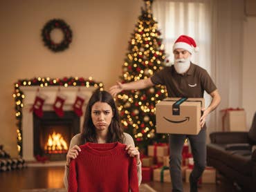 Amazon-Lieferant als Weihnachtsmann bringt ein Päckchen zu einer traurigen Person.
