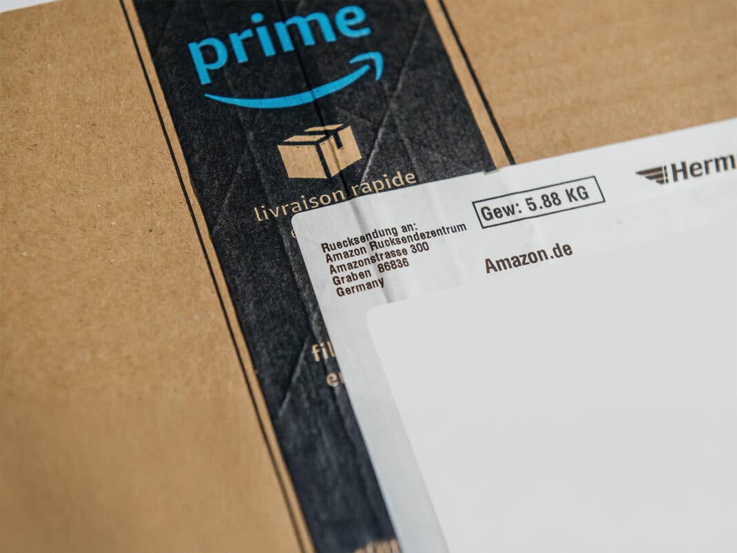 Amazon Retourenschein auf einem Amazon Paket