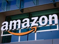 Ein Amazon-Gebäude von vorne.