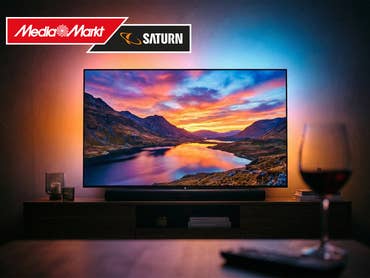 Ein Ambilight-Fernseher in einem dunklen Wohnzimmer.