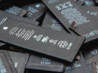 Ein Stapel Lithium-Ionen-Batterien mit Etiketten, die Warnungen und Spezifikationen anzeigen.