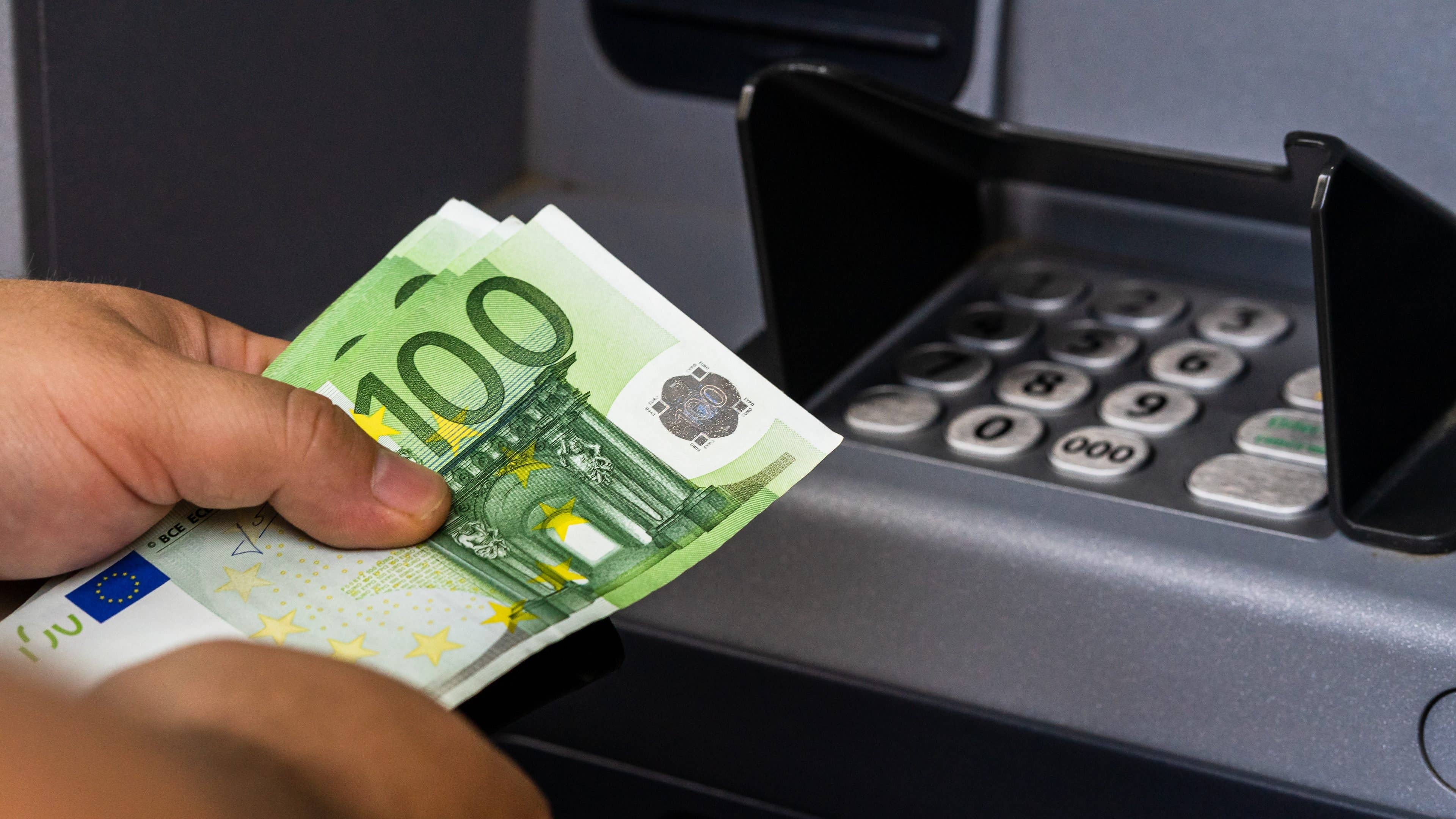 Euroscheine vor Geldautomaten