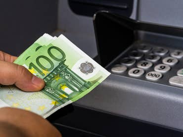 Euroscheine vor Geldautomaten