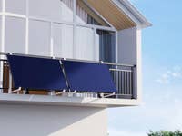 Solarmodule an der Außenseite eines Balkons