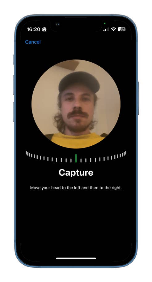 Ein Telefonbildschirm zeigt einen Erfassungsprozess mit Anweisungen, den Kopf nach links und rechts zu bewegen.