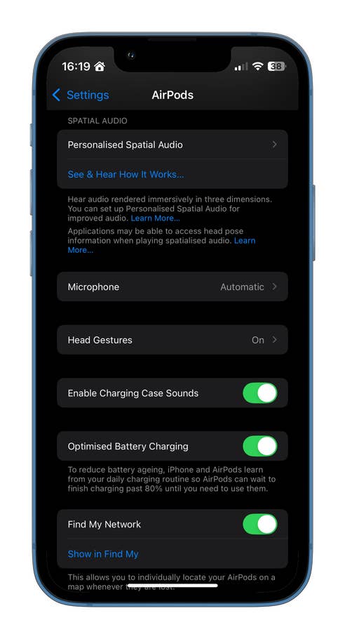 Einstellungsmenü für AirPods mit Optionen für räumlichen Klang, Mikrofon, Batterieladung und Mein Netzwerk finden.