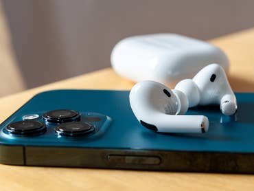 Apples AirPods Pro mit einem iPhone 12 Pro Max.
