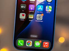 Nahaufnahme eines Apple iPhone 16-Bildschirms mit verschiedenen App-Symbolen.