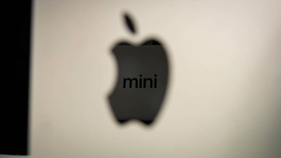 Nahaufnahme eines Apple-Logos mit dem Wort u0027miniu0027 auf einem Mac Mini-Gerät.