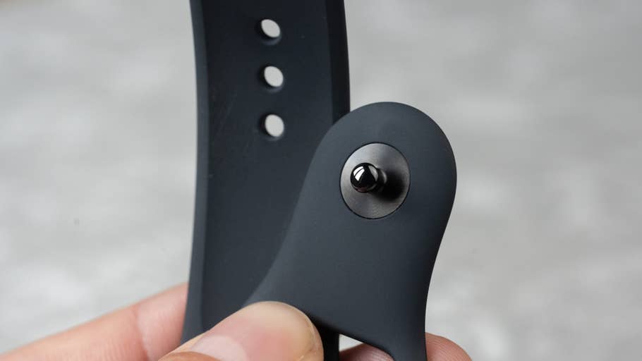 Nahaufnahme eines Apple Watch SE 3 Armbands, das gehalten wird und die Befestigungsstift und Einstelllöcher zeigt.