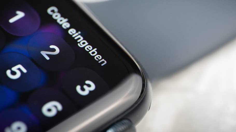 Nahaufnahme einer Apple Watch SE 3, die einen Passcode-Bildschirm anzeigt.