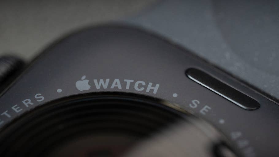 Nahaufnahme einer Apple Watch SE 3 mit dem Text 'APPLE WATCH SE'.