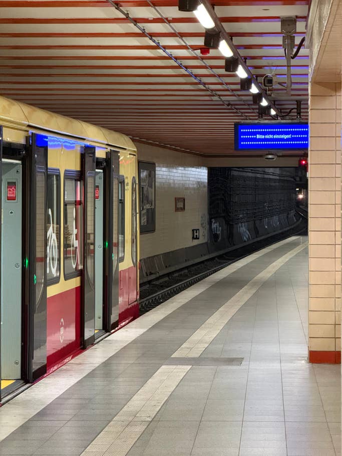 Eine U-Bahn-Station mit einem Zug und einem Schild mit der Aufschrift u0027Bitte nicht einsteigen!u0027