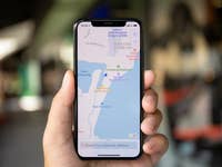 Ein iPhone, auf dem Apple Maps läuft.
