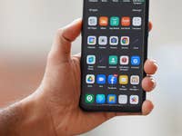 Smartphone in einer Hand