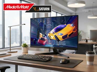 Gaming-Monitor steht auf einem Schreibtisch in einem modernen Büro.