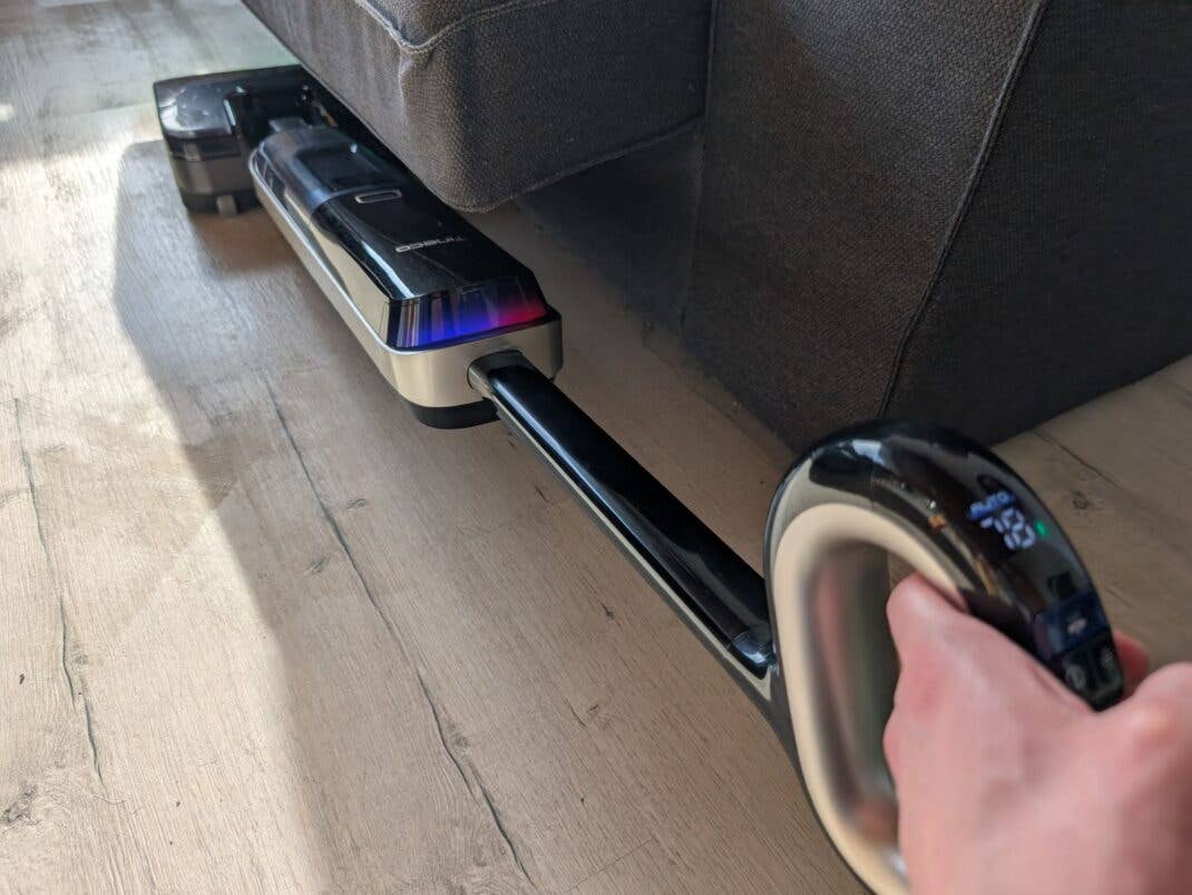 Auch unter niedrige Möbel kommt der Tineco Floor One S9 Master ohne Probleme