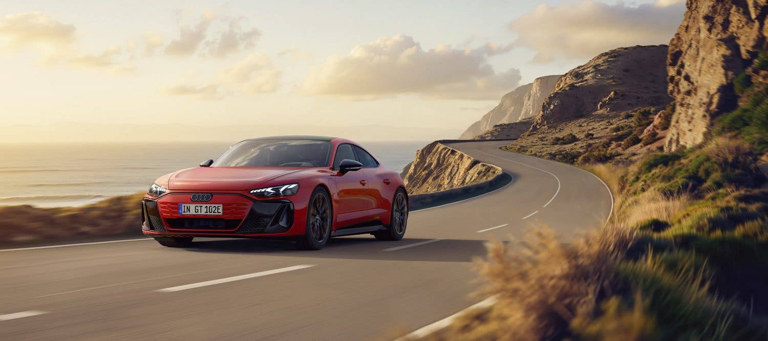 Audi e-tron GT quattro in der seitlichen Frontansicht.