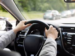 Fahrer sitzt am Lenkrad