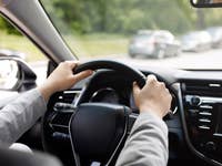 Fahrer sitzt am Lenkrad