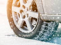 Autoreifen im Winter.