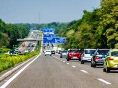 Autobahn mit Autos