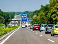 Autobahn mit Autos