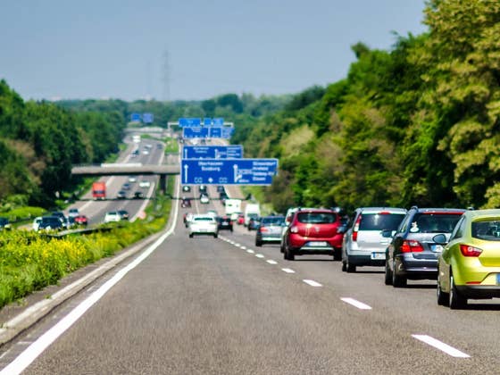 Fahrverbot auf der Autobahn: Karte zeigt, auf welchen Ausweichstraßen bis September das Chaos tobt