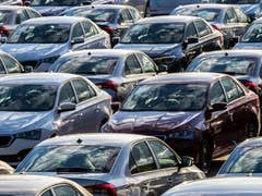 Autos stehen zum Verkauf