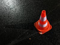 Verkehrskegel auf einer Straße