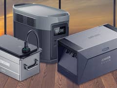 Drei Balkonkraftwerk-Speicher nebeneinander auf einem Balkon