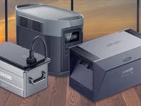 Drei Balkonkraftwerk-Speicher nebeneinander auf einem Balkon