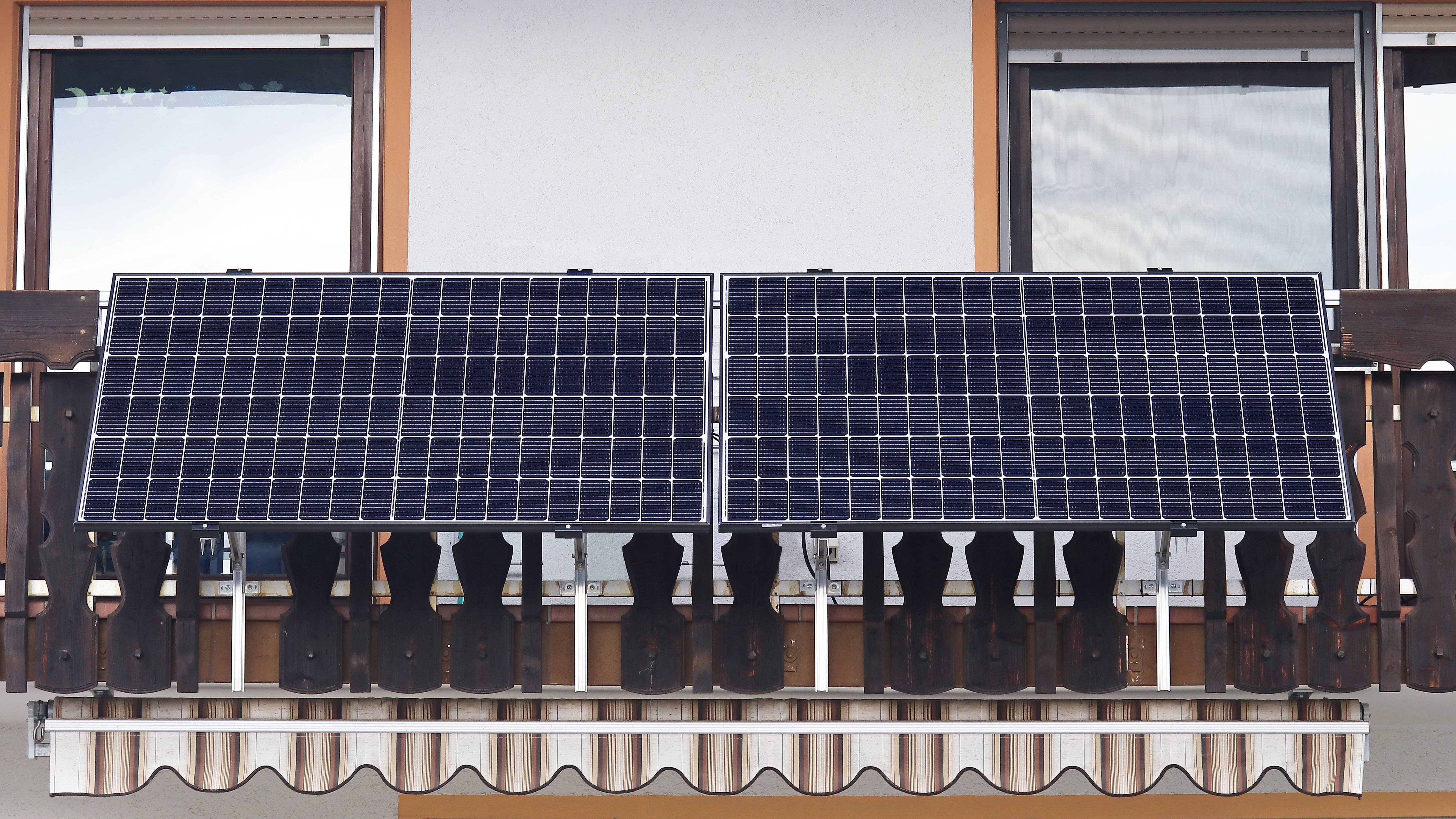 Balkonkraftwerk mit zwei PV-Modulen