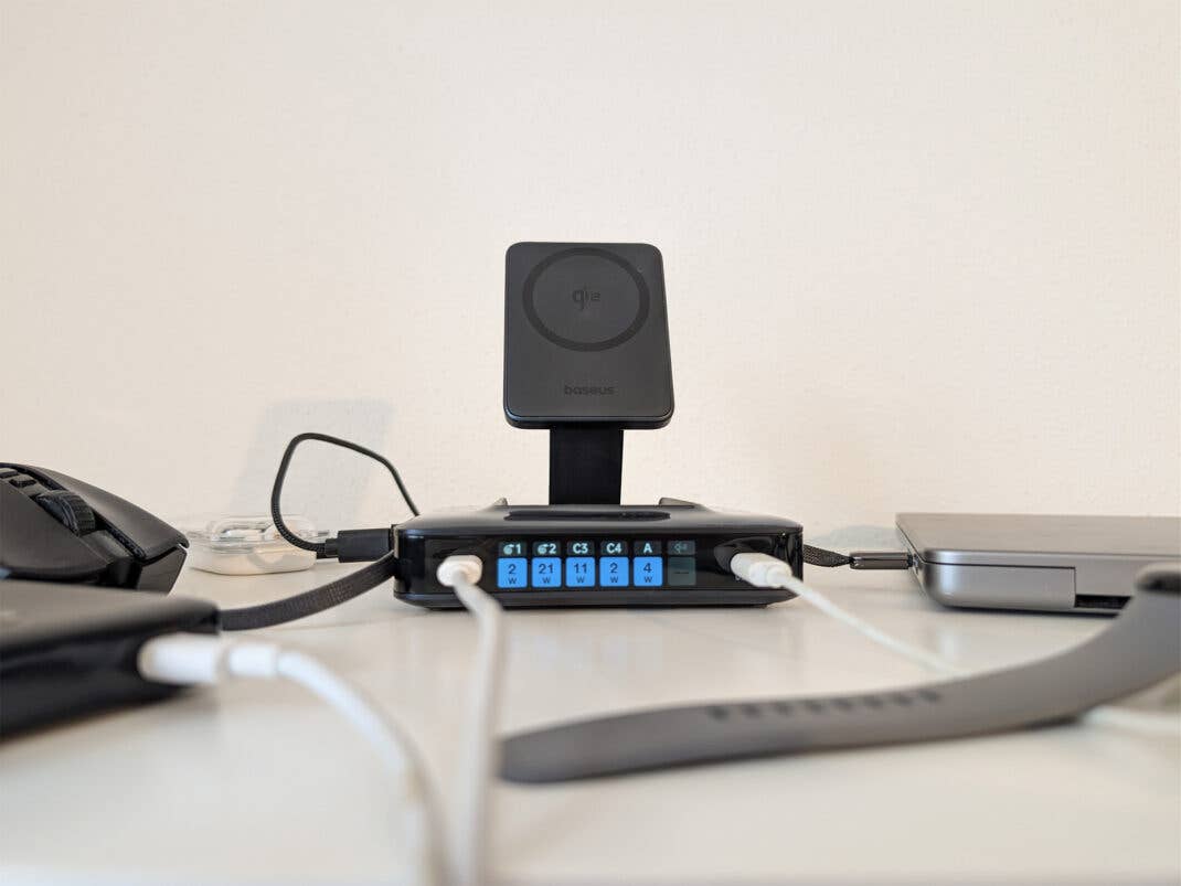 Baseus NH21 mit Geräten und Ladeanzeige