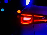 Behörde ermittelt: Beliebter Autobauer ignoriert Kunden und schweigt