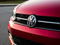 VW-Logo an der Front von einem Pkw.