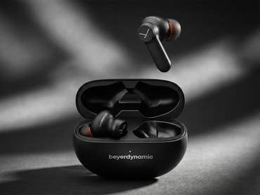 Beyerdynamic Amiron 100 vor einem neutralen Hintergrund