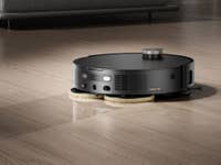 Mova Saugroboter wischt einen Fußboden.