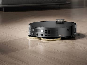Mova Saugroboter wischt einen Fußboden.
