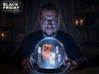 Person sitzt an einer Glaskugel in der verschiedene Smartphones zu sehen sind in einem dunklen Raum. In der linken oberen Ecke ist 