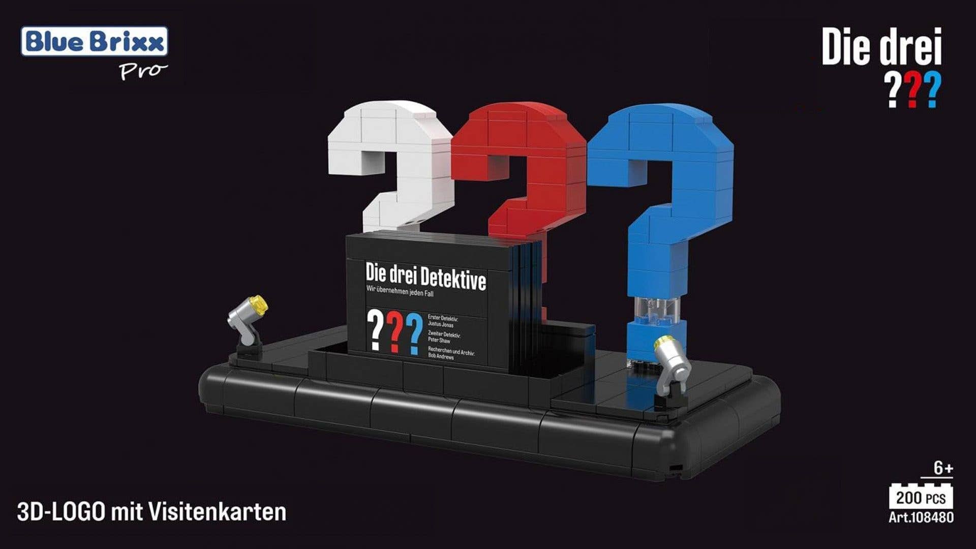 3D-Logo-Ständer mit drei bunten Fragezeichen in Rot, Blau und Weiß, mit dem Text 'Die drei Detektive'.