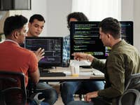 Mehrere Personen arbeiten zusammen