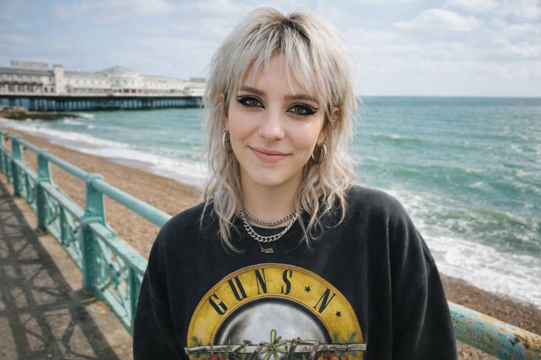 Eine Sängerin steht an der Küste in Brighton.