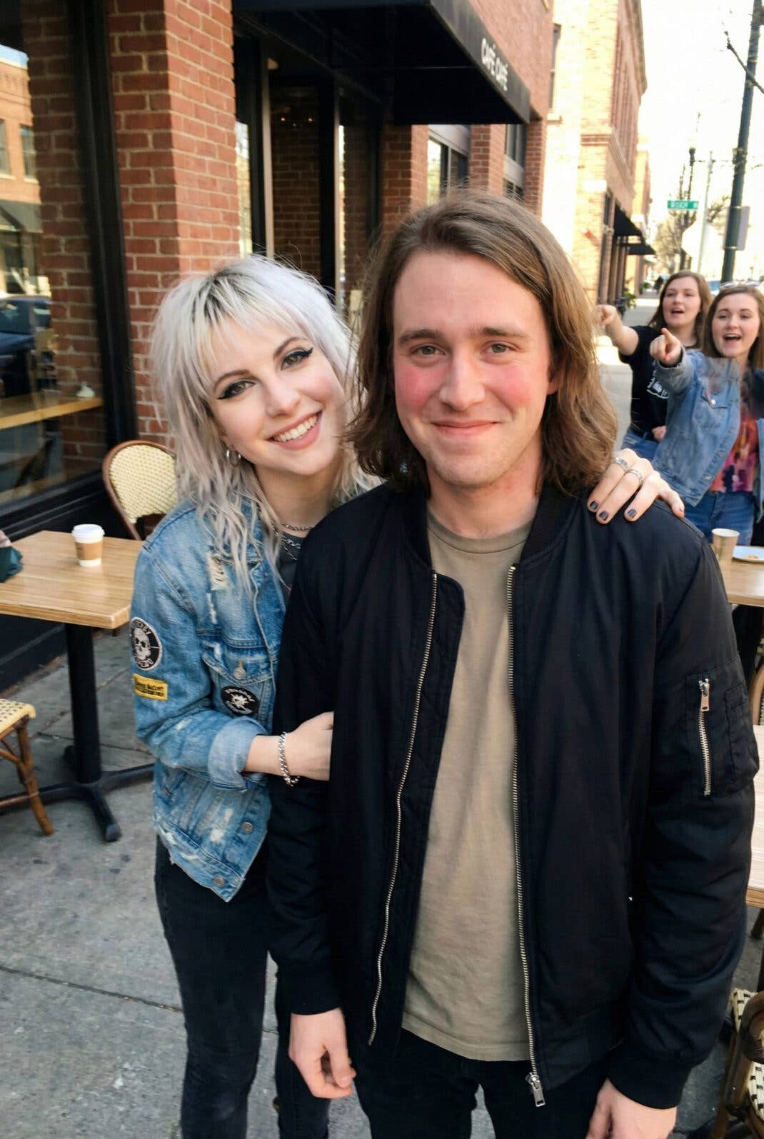 Ein Selfie von einer Sängerin und ihrem Fan.